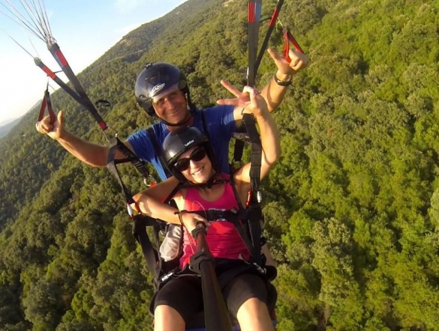  Parapente sobre as árvores verdes 
